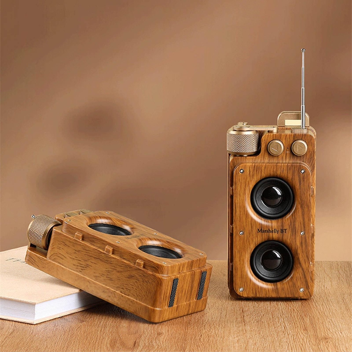 küçük taşınabilir retro vintage ahşap radyo