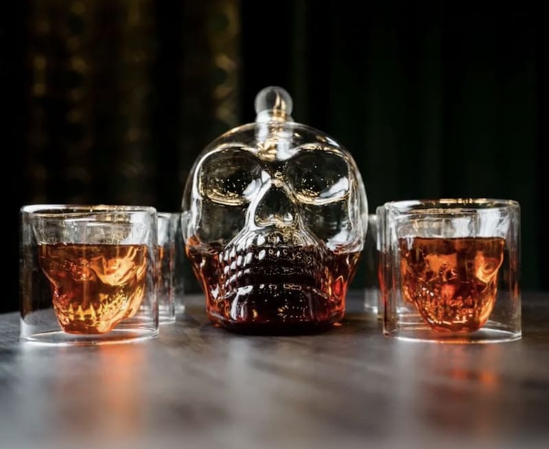 Kafatası şeklinde 3 boyutlu bardaklara sahip Skull Whiskey sürahisi